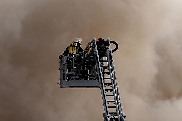 Feuerwehr auf einer Drehleiter (Archiv), via dts Nachrichtenagentur
