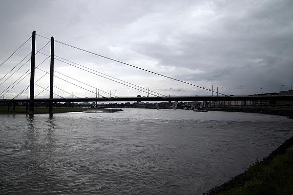Rheinkniebrücke am Rhein bei Düsseldorf, via dts Nachrichtenagentur