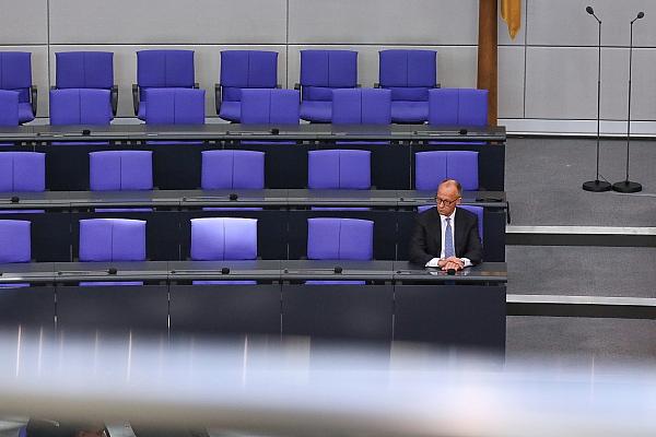 Friedrich Merz alleine auf der Regierungsbank am 06.05.2025, via dts Nachrichtenagentur
