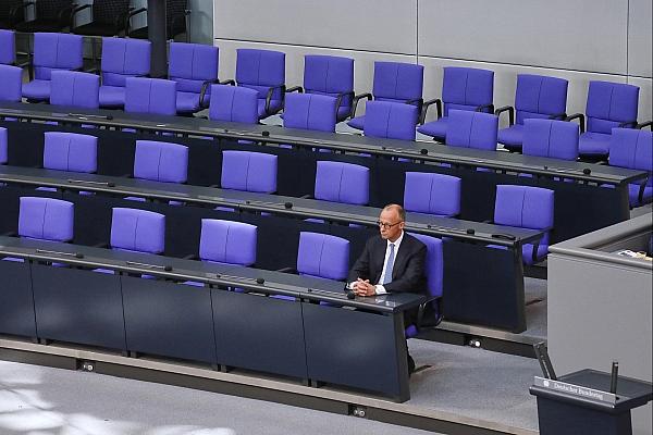 Friedrich Merz alleine auf der Regierungsbank am 06.05.2025, via dts Nachrichtenagentur