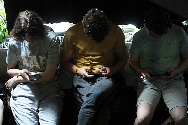 Junge Leute mit Smartphones (Archiv), via dts Nachrichtenagentur