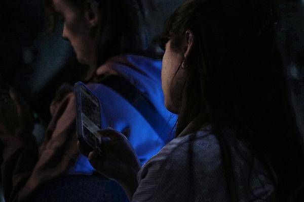 Junge Frau mit Smartphone (Archiv), via dts Nachrichtenagentur