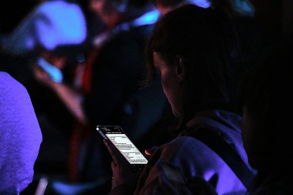 Junge Frau mit Smartphone (Archiv), via dts Nachrichtenagentur