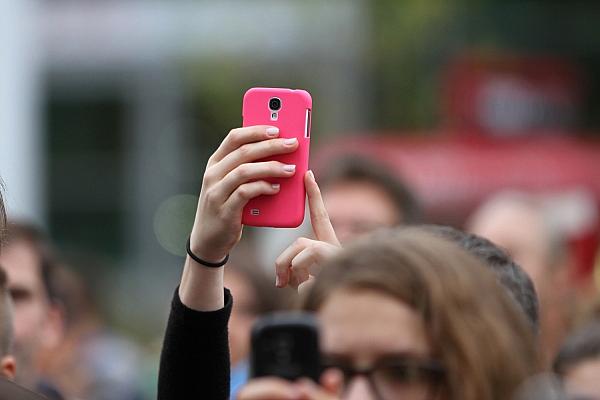 Frau mit Smartphone (Archiv), via dts Nachrichtenagentur