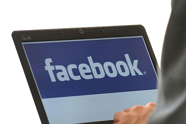Facebook-Nutzer am Computer (Archiv), via dts Nachrichtenagentur