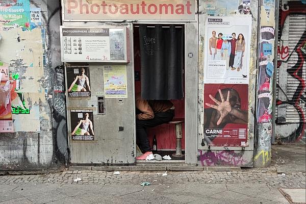 Obdachloser in Photoautomat (Archiv), via dts Nachrichtenagentur