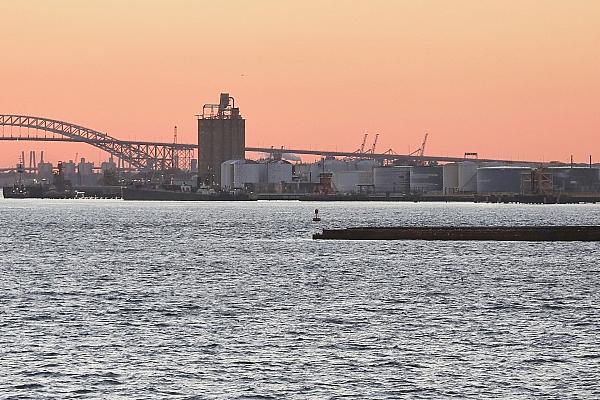 Industrieanlagen im Hafen von New York mit Öltanks (Archiv), via dts Nachrichtenagentur