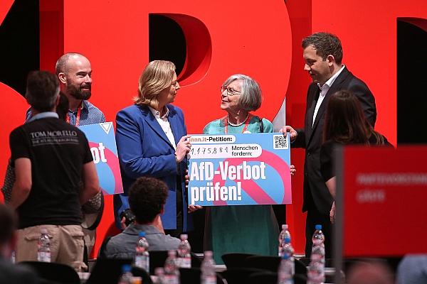 Bärbel Bas und Lars Klingbeil mit Schild zu Petition zu AfD-Verbot (Archiv), via dts Nachrichtenagentur