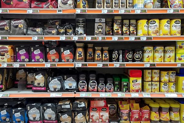 Kaffee und Tee im Supermarkt (Archiv), via dts Nachrichtenagentur
