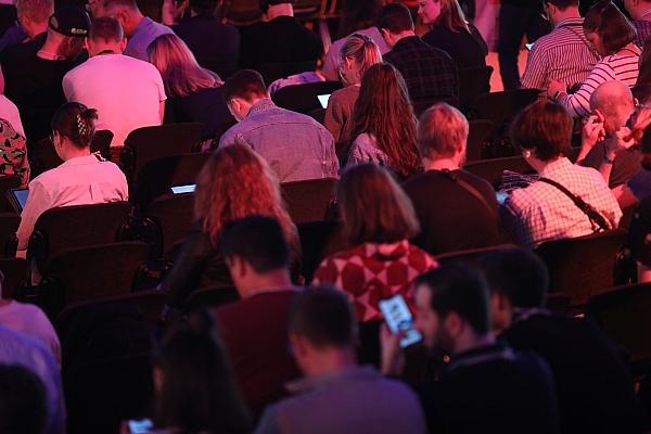 Junge Leute mit ihren Smartphones (Archiv), via dts Nachrichtenagentur