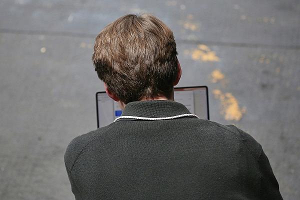 Mann mit Laptop (Archiv), via dts Nachrichtenagentur